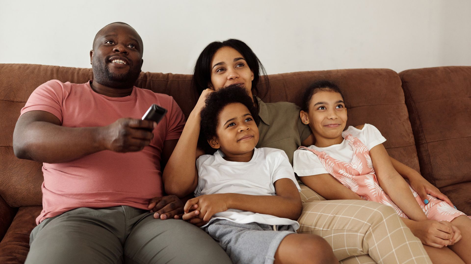 Une famille africaine profite du divertissement à la maison grâce à internet